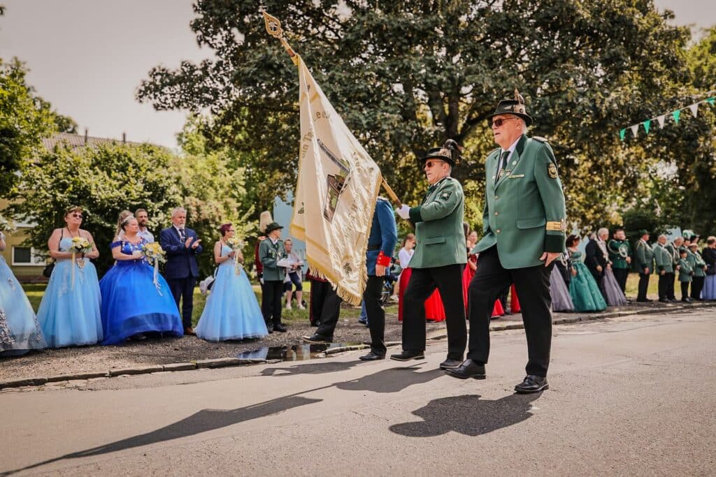Bild der Parade auf dem Schützenfest in Mülfort 2025. Im Vordergrund Ehrenbrudermeister Norbert Grosche, Stefan Schaffrath und Christopher Böhmer.